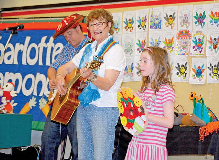 Charlotte and Matt perform a bilingual concert at Nesika French Immersion School